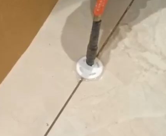 临河瓷砖空鼓维修公司专业解答瓷砖在铺贴过程中，如果没有涂抹均匀到位的粘结材料（如水泥砂浆或瓷砖胶），可能会导致以下问题