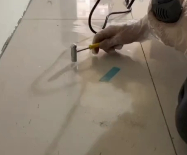 临河瓷砖开裂维修公司专业分享瓷砖在铺贴前如果没有沥干水分，将会导致以下问题